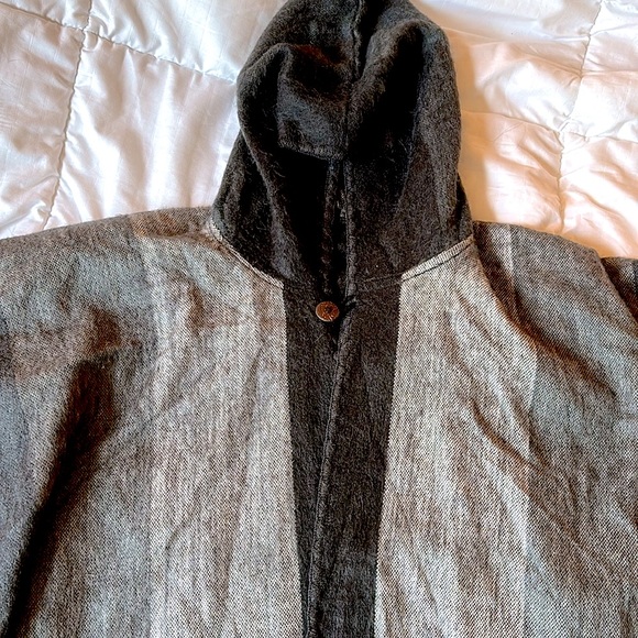 OS Alpaca/Acrylic Poncho - Picture 2 of 4